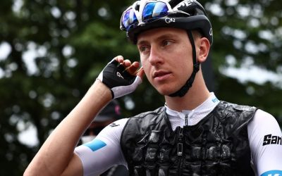 Los ciclistas profesionales podrían estar perdiendo el tiempo usando chalecos de hielo mientras calientan, sugiere un estudio